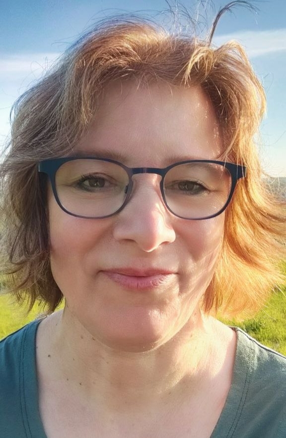 Corinna von der Mühlen beim Walken auf einer Wiese