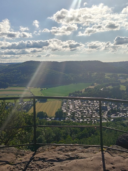 Aussicht von der Höhe auf eine Sonnenbeschienene Landschaft