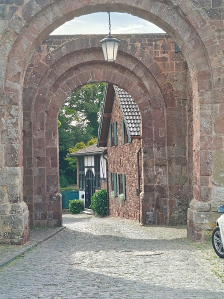 Durchgang durch ein Tor zu einem Haus