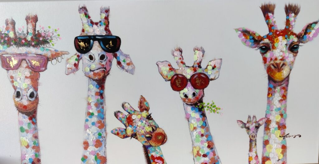Buntes Gemälde mit mehreren Giraffen, einige tragen Sonnenbrillen